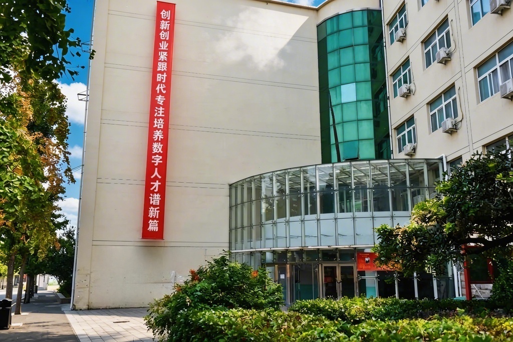jimeng-2026-02-22-6787-请将此图，修成极具大师级的摄影作品大片，只改变色彩滤镜鲜明度景深对比度以及天空云....jpg